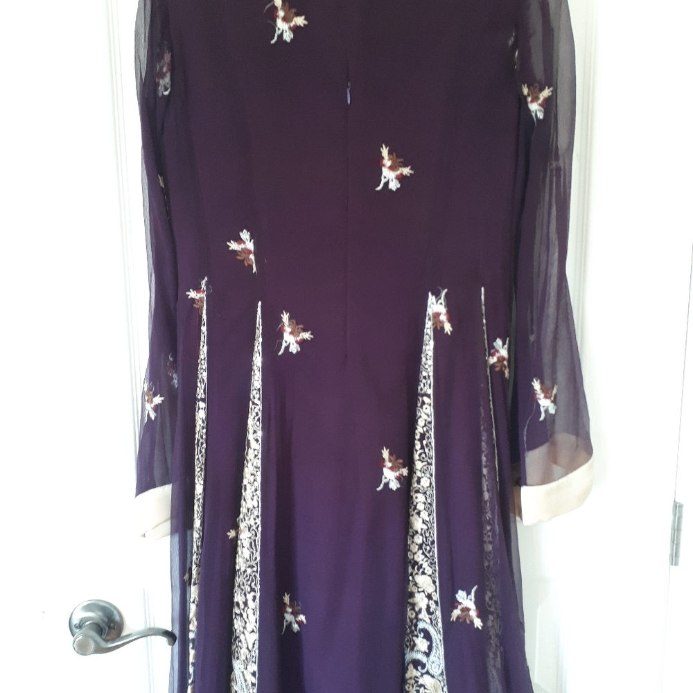 Traditional outfit - Picture 2 of 8